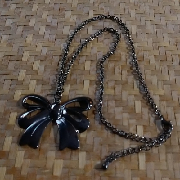 $10 SALE 😻 Metallic Bow Necklace - Picture 3 of 3